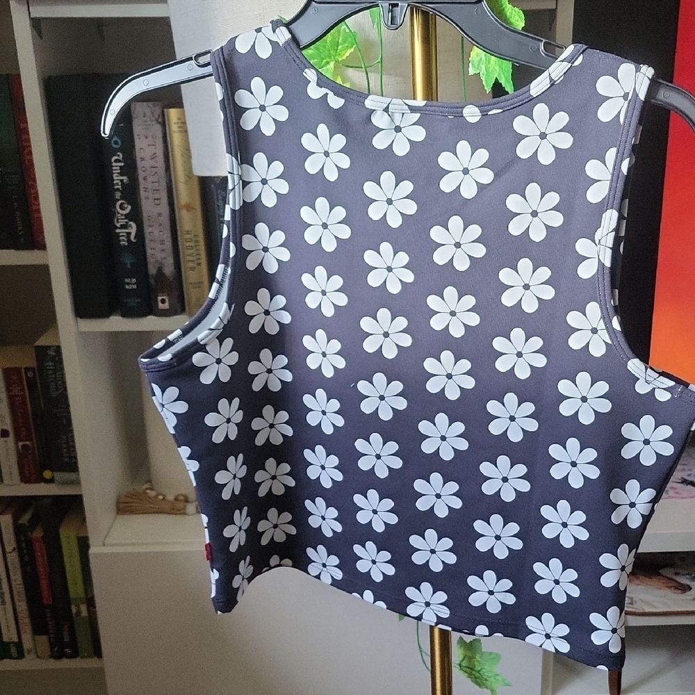 Levi's Black and White Floral Slim Fit Crop Top - Picture 3 of 6